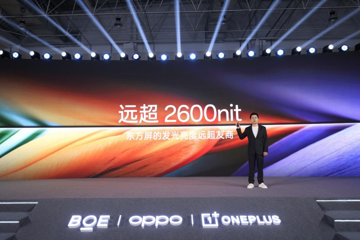 一加 12 首发东方屏:6大技术突破实现9大世界第一